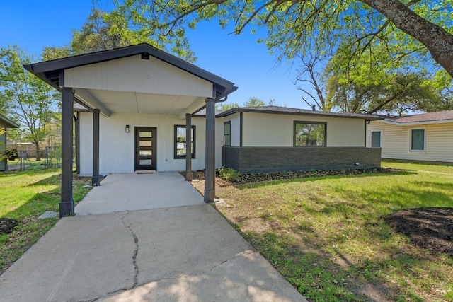 view of front of property with fence and a front lawn
