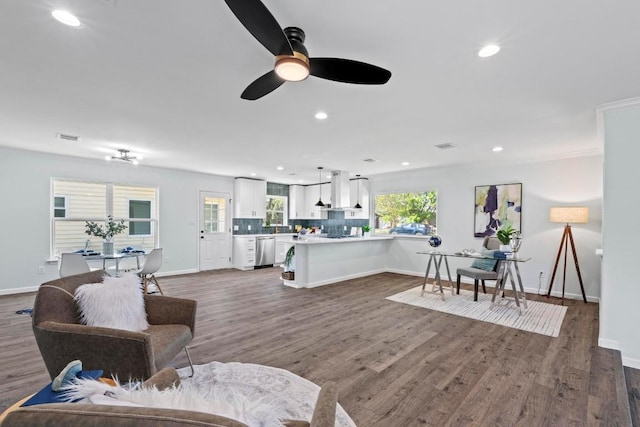 living room featuring dark wood finished floors, baseboards, recessed lighting, and a ceiling fan