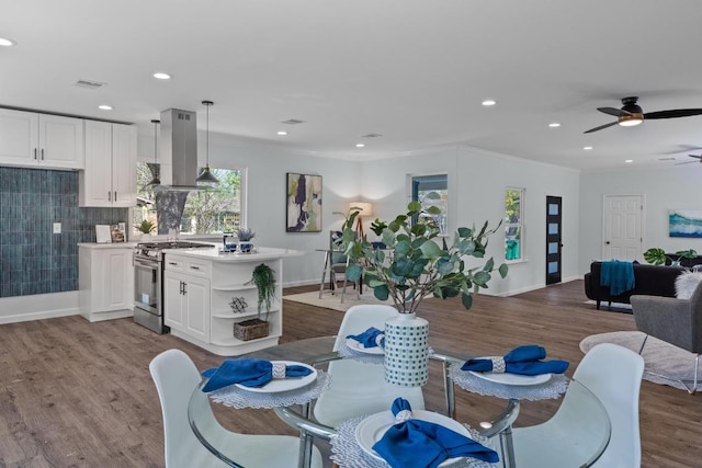 dining space featuring dark wood-type flooring, ceiling fan, baseboards, and recessed lighting