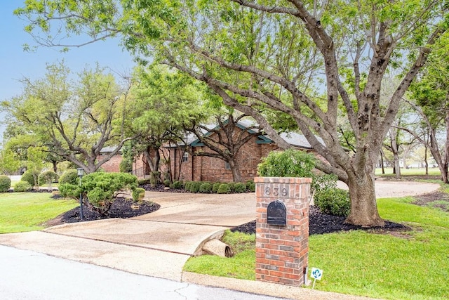 view of front facade featuring a front lawn