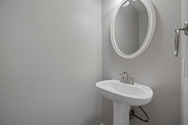 720 Northcreek Blvd, Leander, TX 78641 - bathroom featuring a textured wall