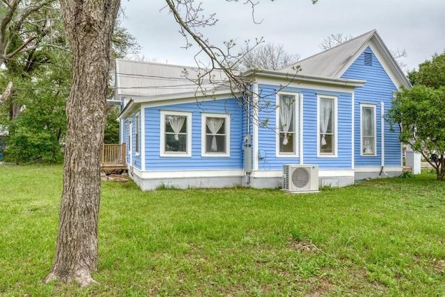 501 Burleson St, Smithville, TX 78957 - back of house featuring a lawn