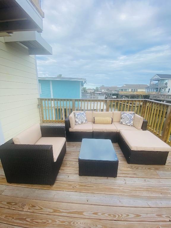 16525 Jamaica Cove Rd, Jamaica Beach, TX 77554 - wooden terrace with outdoor lounge area