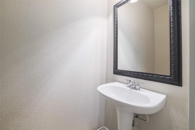 19803 Mallard Pond Trl, Pflugerville, TX 78660 - bathroom with a textured wall