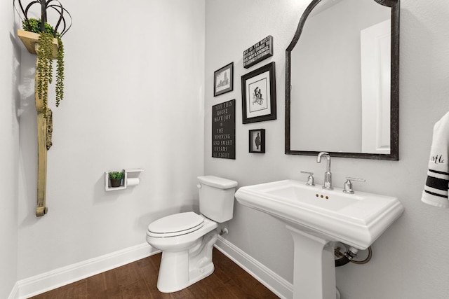 390 Double L Dr, Dripping Springs, TX 78620 - bathroom featuring baseboards, wood finished floors, and toilet
