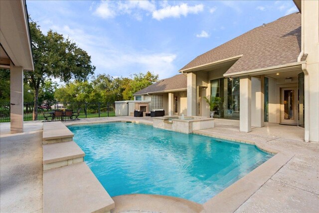 1317 Jack Nicklaus Cir, Salado, TX 76571 - view of swimming pool featuring a pool with connected hot tub, fence, and a patio