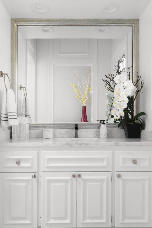 17 Cousteau Ln, Austin, TX 78746 - detailed view of vanity