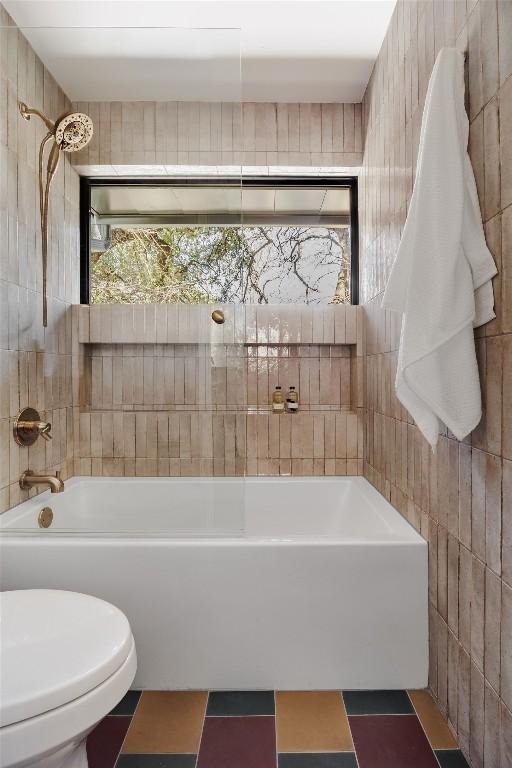 1202 Fieldcrest Dr, Austin, TX 78704 - bathroom with a tub and toilet