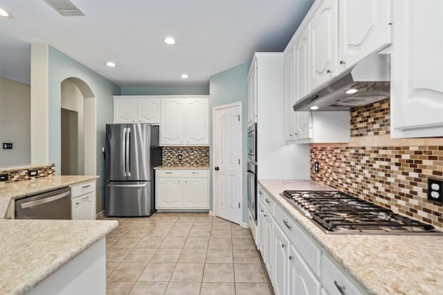 318 Ridge Run Dr, Georgetown, TX 78628 - kitchen featuring stainless steel appliances, under cabinet range hood, backsplash, white cabinets, and recessed lighting