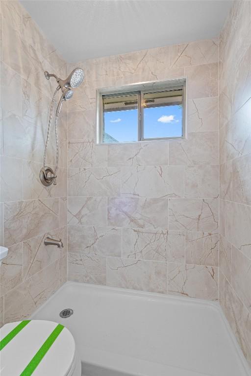 318 Ridge Run Dr, Georgetown, TX 78628 - full bathroom with a tile shower and toilet