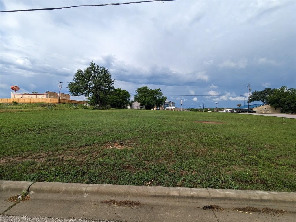 1602 S Chestnut St, Lampasas, TX 76550 - photo 2
