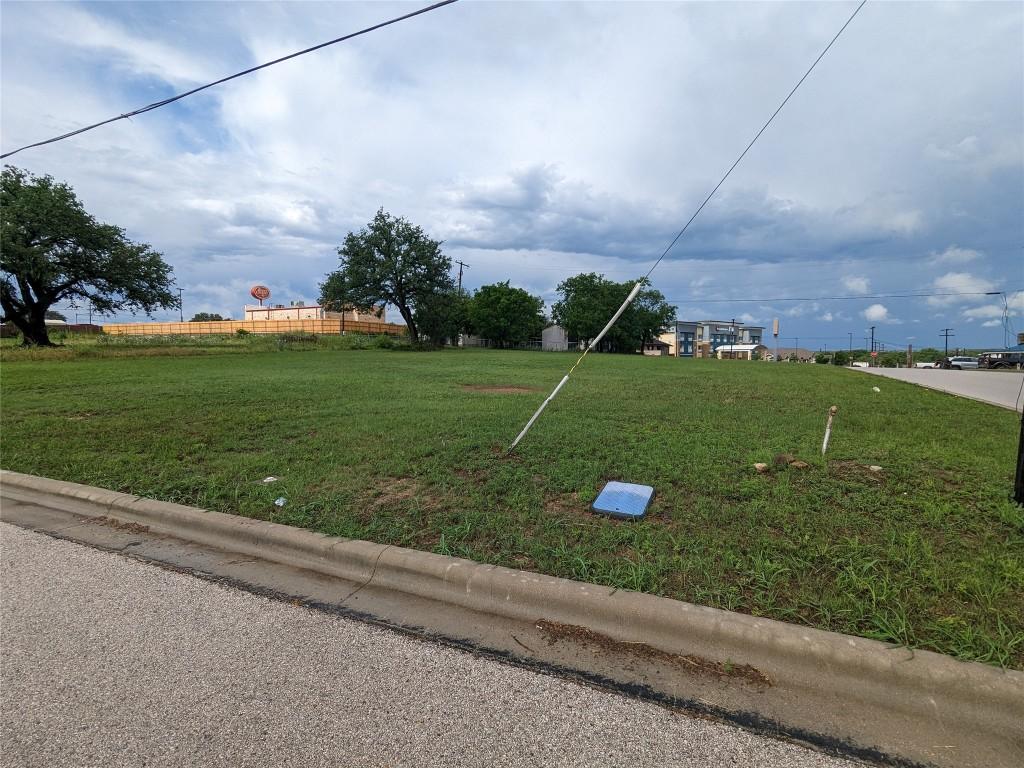 1602 S Chestnut St, Lampasas, TX 76550 - photo 3