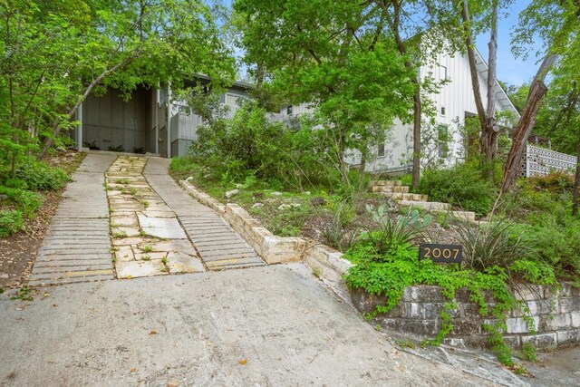 2007 Alameda Dr, Austin, TX 78704 - view of yard