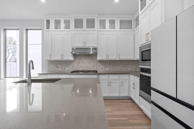 236 Diamondback Dr, Georgetown, TX 78628 - kitchen featuring stainless steel appliances, a sink, under cabinet range hood, white cabinetry, and recessed lighting