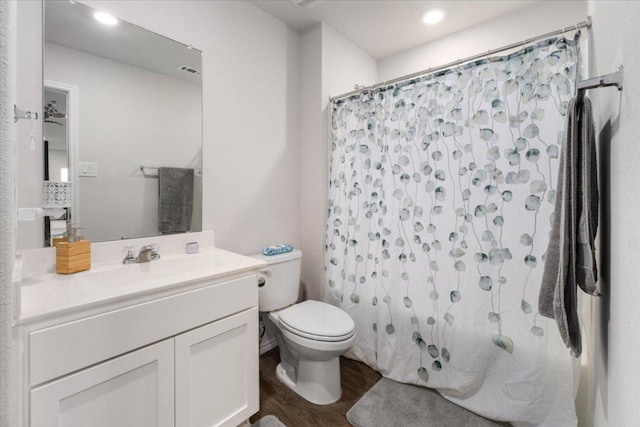 249 Calgary Ln, San Marcos, TX 78666 - full bathroom with wood finished floors, curtained shower, toilet, vanity, and recessed lighting