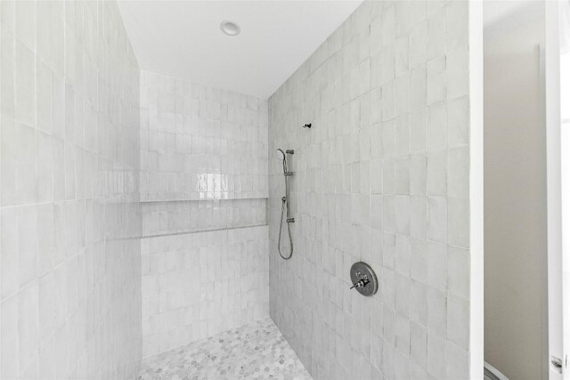 3306 Larry Ln Unit B, Austin, TX 78722 - bathroom featuring tiled shower