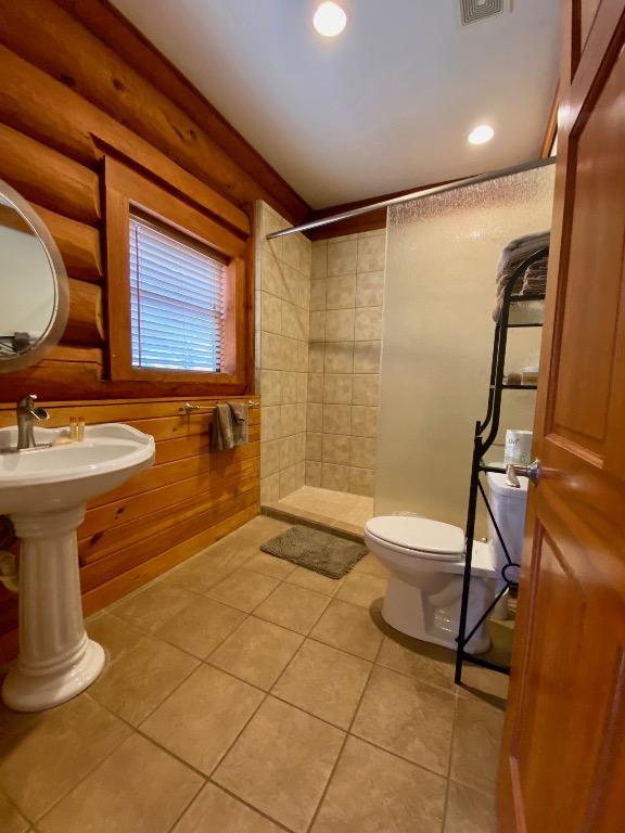 2550 Fm 2342 Hero'S Hideaway, Unit Heros Hideaway, Burnet, TX 78611 - full bath featuring tiled shower, tile patterned flooring, and recessed lighting