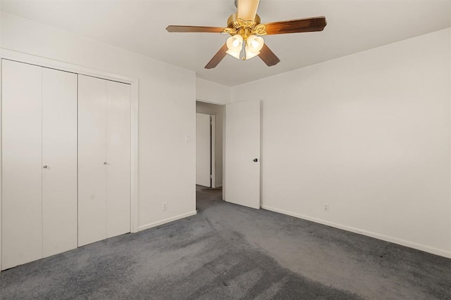 unfurnished bedroom featuring carpet floors, baseboards, a closet, and ceiling fan