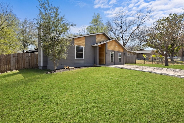 view of front of property featuring fence and a front lawn