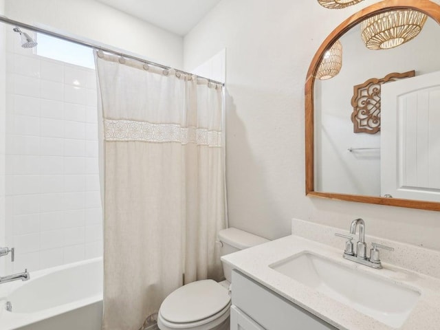 709 Bluffview Dr, Bastrop, TX 78602 - full bathroom featuring toilet, shower / bathtub combination with curtain, and vanity