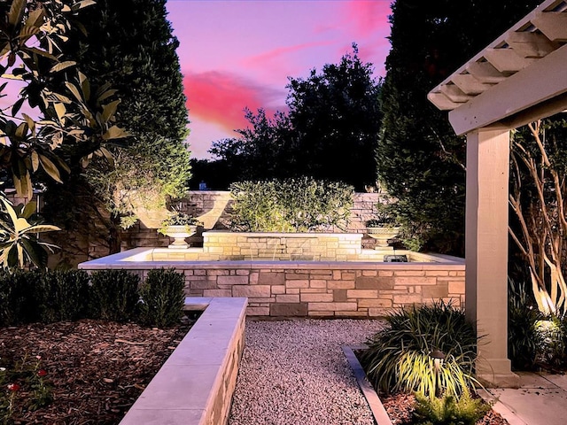 view of yard at dusk