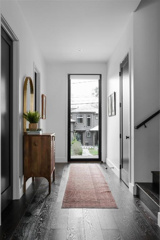 1105 W Monroe St, Austin, TX 78704 - entryway featuring baseboards