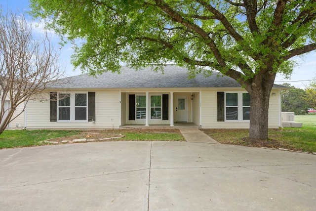 single story home featuring a shingled roof