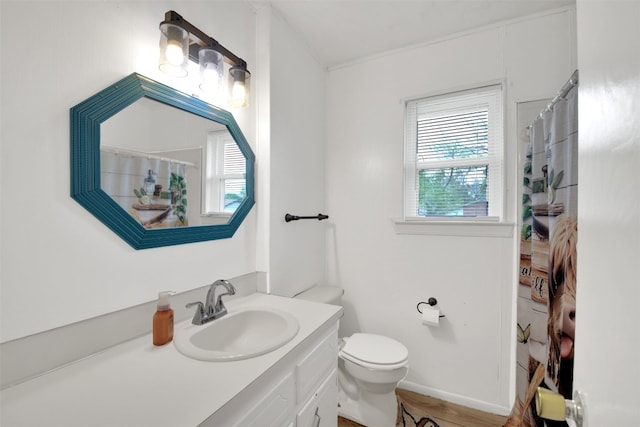 bathroom with a shower with curtain, baseboards, toilet, and vanity