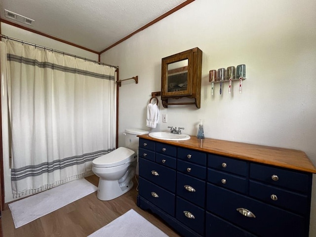 421 E Briarway Dr, Marble Falls, TX 78654 - full bathroom featuring ornamental molding, wood finished floors, toilet, vanity, and a shower with shower curtain