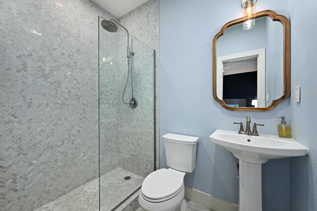 7721 Journeyville Dr, Austin, TX 78735 - full bathroom featuring a tile shower, toilet, and a sink