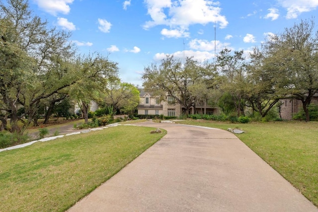 view of front facade featuring a front yard and driveway