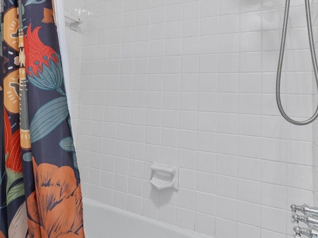 bathroom with shower / bath combo