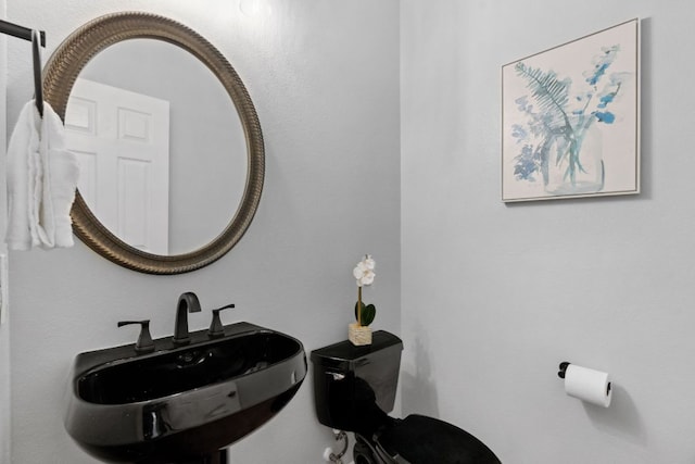 10408 Medinah Greens Dr, Austin, TX 78717 - half bathroom featuring a sink
