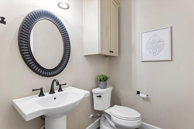 909 Highland Spring Ln, Georgetown, TX 78633 - bathroom featuring baseboards and toilet
