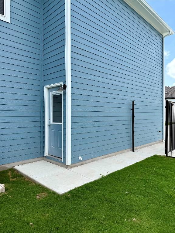8516 Dongan Dr, Austin, TX 78744 - view of side of home