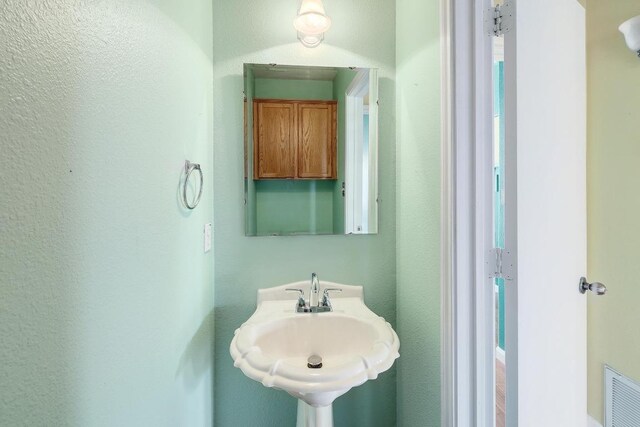 4142 Rockwood Dr, Lago Vista, TX 78645 - bathroom featuring a sink and a textured wall