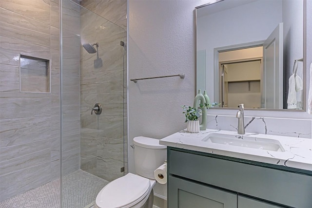 162 Puu Waa Waa Ln, Bastrop, TX 78602 - bathroom featuring a shower stall, toilet, vanity, and a textured wall
