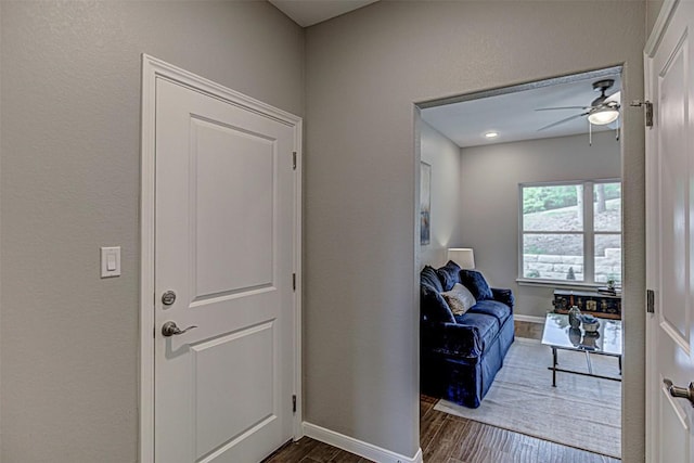 entryway featuring ceiling fan, dark wood finished floors, and baseboards