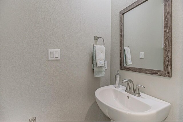 153 E Keanahalululu Ln, Bastrop, TX 78602 - bathroom featuring a sink