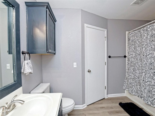 118 Dogwood Dr, Georgetown, TX 78626 - bathroom featuring visible vents, baseboards, toilet, wood finished floors, and vanity
