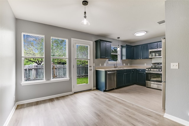 118 Dogwood Dr, Georgetown, TX 78626 - kitchen featuring light countertops, visible vents, appliances with stainless steel finishes, a sink, and light wood-type flooring