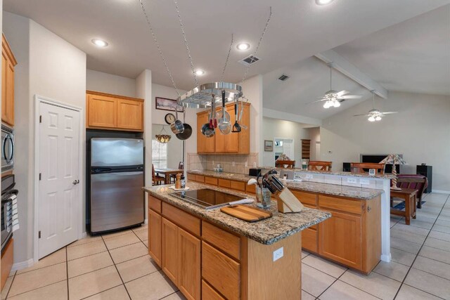 21507 Lakefront Dr, Lago Vista, TX 78645 - kitchen featuring black appliances, a peninsula, a kitchen island with sink, a ceiling fan, and open floor plan