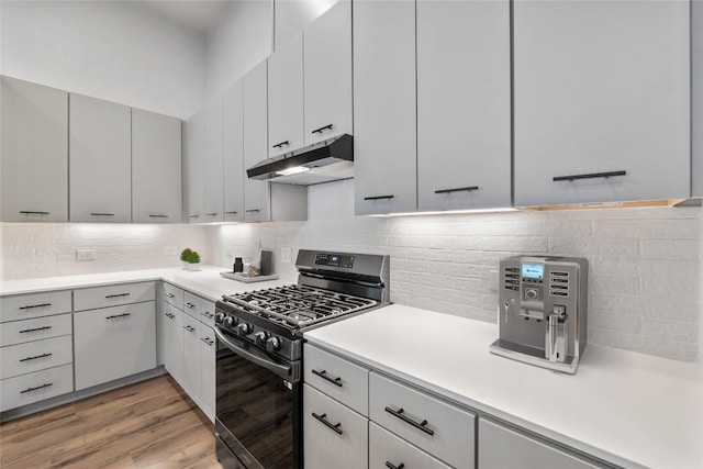 4510 Terry-O Ln Unit 141, Austin, TX 78745 - kitchen featuring gas range, under cabinet range hood, light countertops, and tasteful backsplash