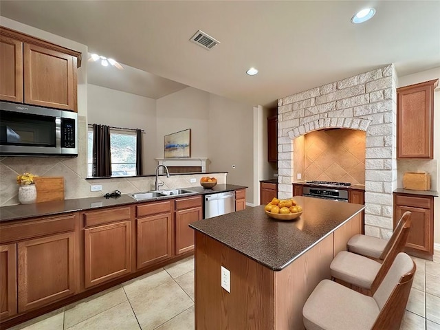 613 Arrowhead Trl, Cedar Park, TX 78613 - kitchen featuring appliances with stainless steel finishes, a sink, light tile patterned floors, backsplash, and recessed lighting