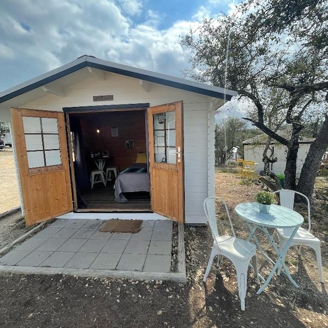 view of outdoor structure featuring an outbuilding