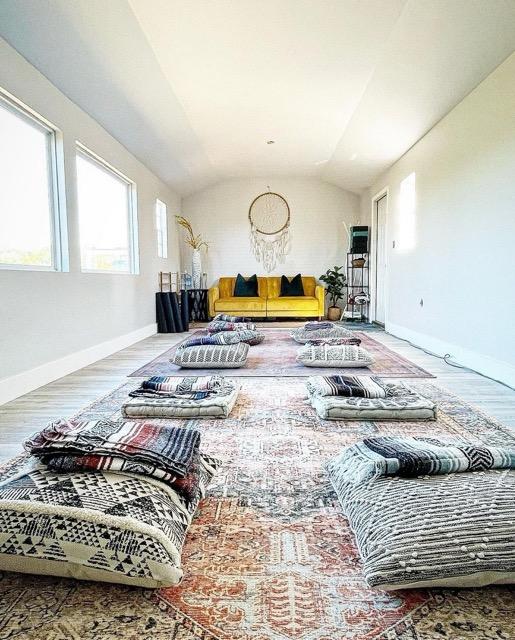 living area featuring vaulted ceiling, wood finished floors, and baseboards