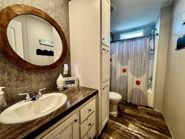 bathroom with a shower with curtain, wood finished floors, vanity, and toilet
