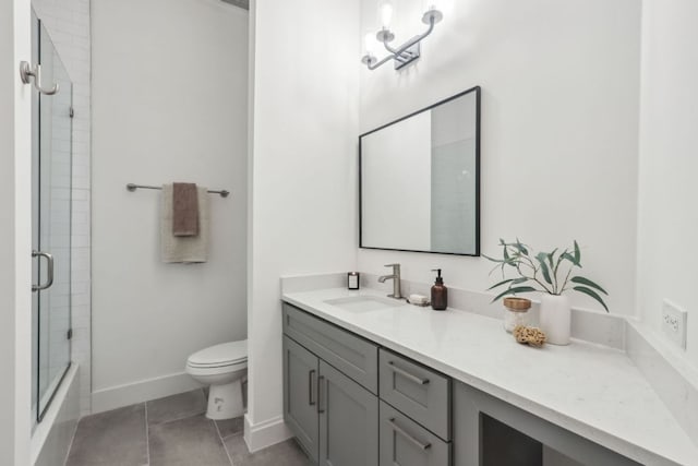 507 Sabine St Unit 601, Austin, TX 78701 - full bath with vanity, toilet, tile patterned flooring, baseboards, and shower / bath combination with glass door