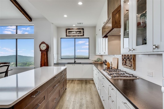 8612 Tip Top Dr Unit 2, Jonestown, TX 78645 - kitchen with a sink, light wood-style floors, stainless steel gas stovetop, recessed lighting, and tasteful backsplash