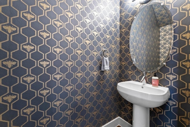 1907 E 20th St, Austin, TX 78722 - bathroom featuring wallpapered walls